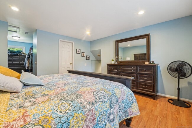 Building Photo - 44 Simsbury Manor Dr