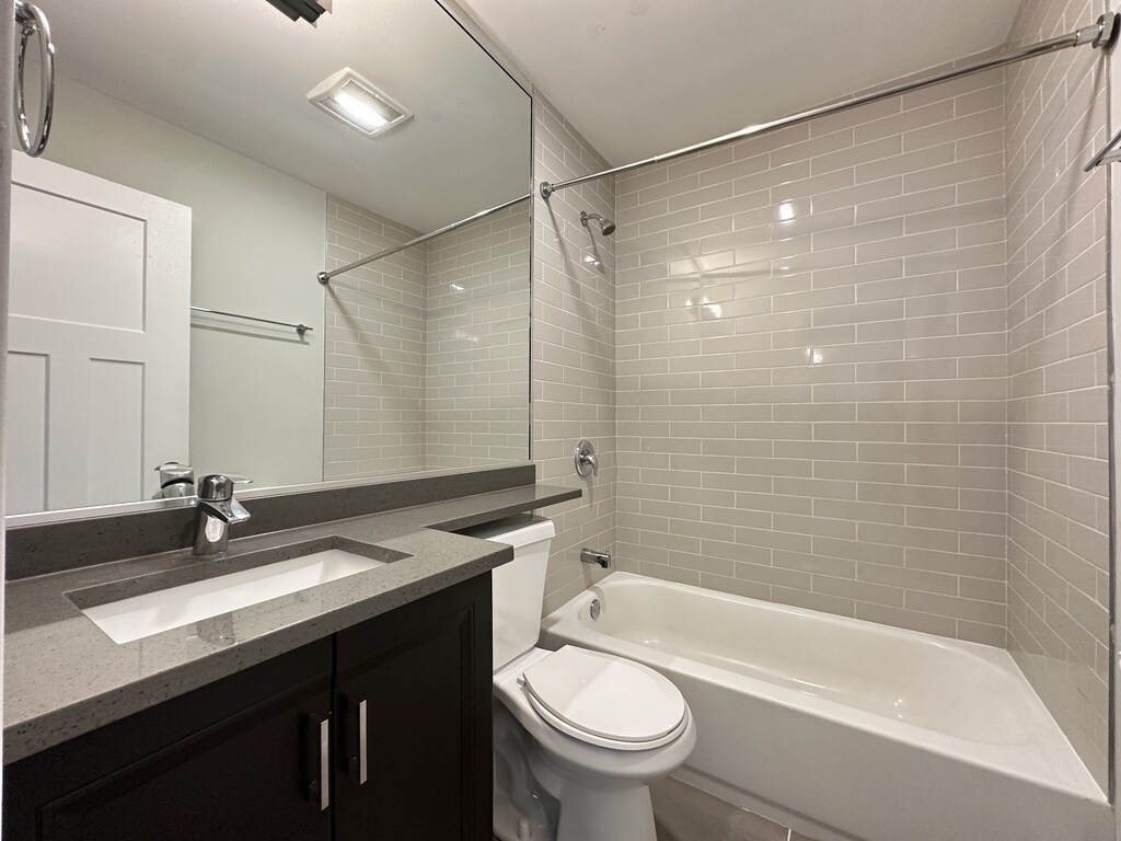Building Photo - 533 W Surf St