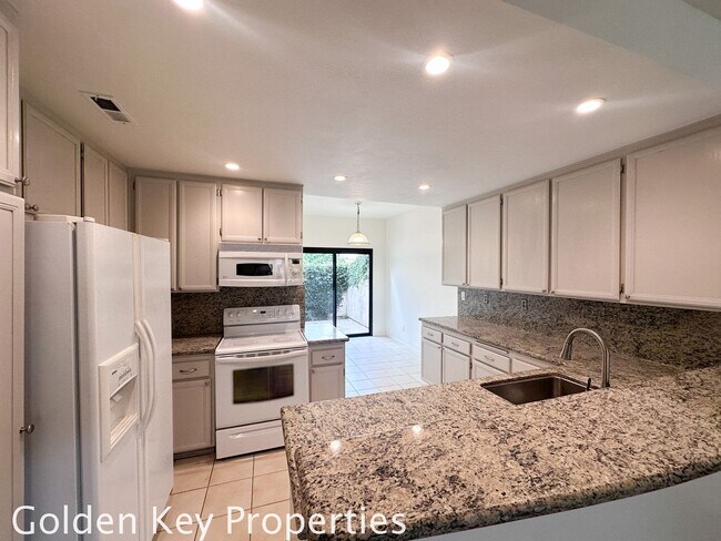 Building Photo - Move-in ready townhome in desirable Summerhill community in Encinitas!