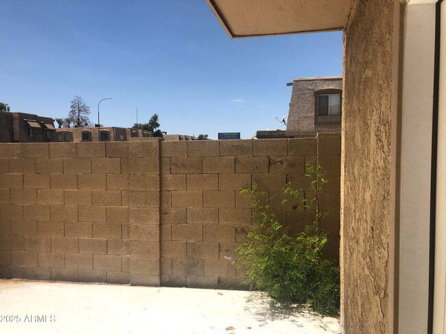 Building Photo - 2 Story Townhouse,  3 Bedroom, 1 Bathroom,...