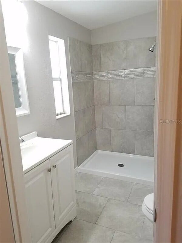 Building Photo - 990 E Bay St