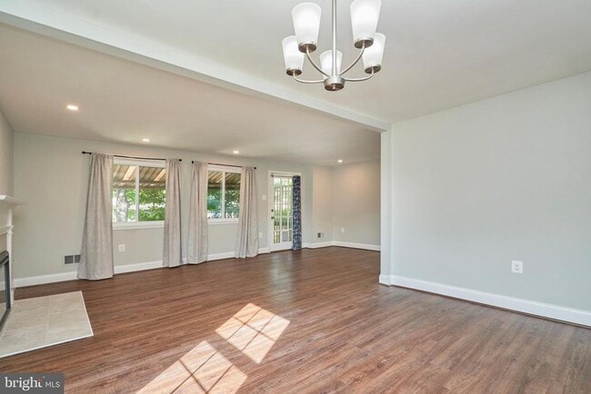 Building Photo - 8076 St Annes Ct