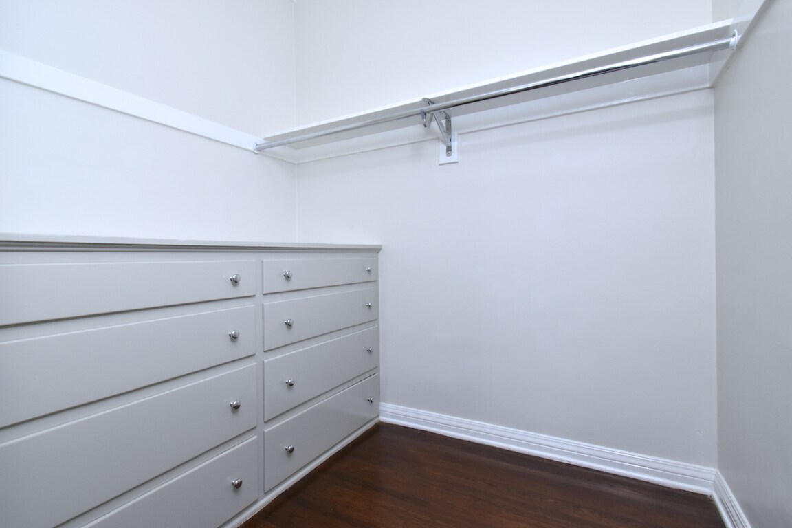 Building Photo - 724 S Genesee Ave