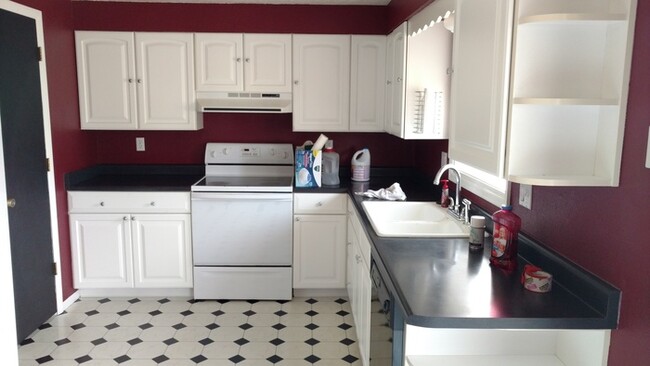 Building Photo - Large 3 Bedroom, 2 Bathroom Home in the Th...