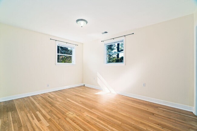 Building Photo - Peaceful Living in West Ashley!