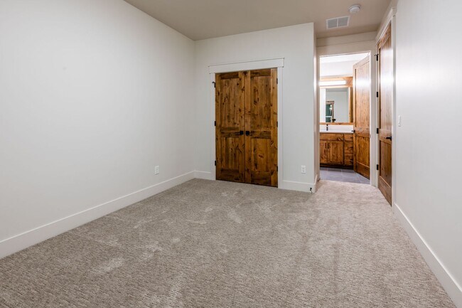 Building Photo - Beautiful Custom Townhome for Rent in Island Park- NAME YOUR LEASE TERMS