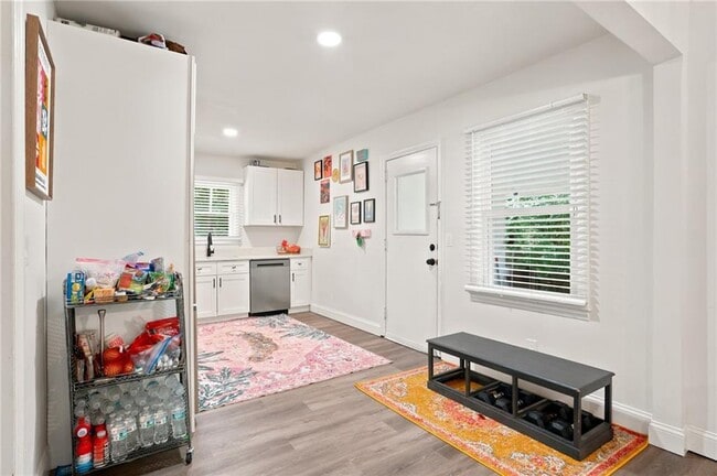 Building Photo - 581 Meadowbrook Dr SE