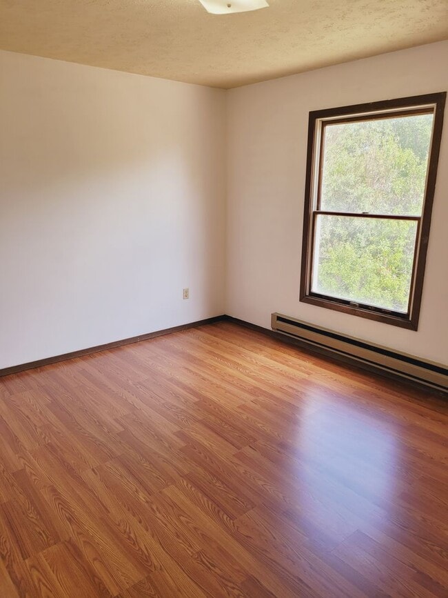 Building Photo - Inviting Home Featuring an Open Concept Floor Plan