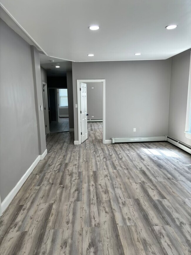 Building Photo - 131 Alexander Ave