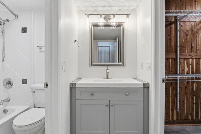 Building Photo - $1,495.95 - 1 Bed, 1 Bath Updated Unit in Westminster with In Unit Washer/Dryer!