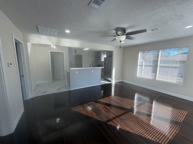 Building Photo - 340 Meadow Dr