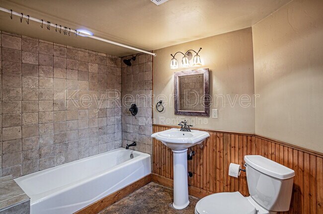 Building Photo - 2105 W 31st Ave