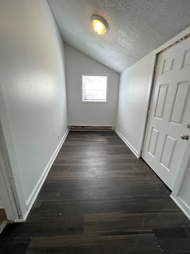 Building Photo - 2 bedroom bungalow in convenient Hillsboro...