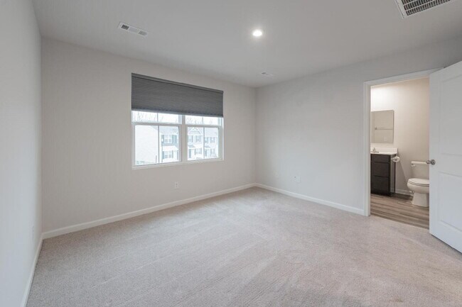 Building Photo - 3 bedroom, 2.5 bathroom townhouse.