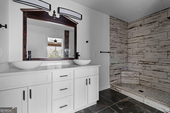 Building Photo - 610 Madola Rd