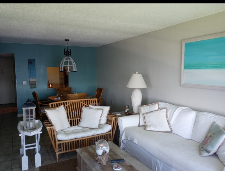 Building Photo - 1516 S Lakeside Dr