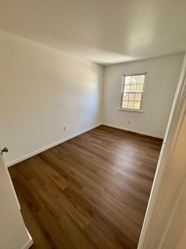 Building Photo - 68 Village Dr