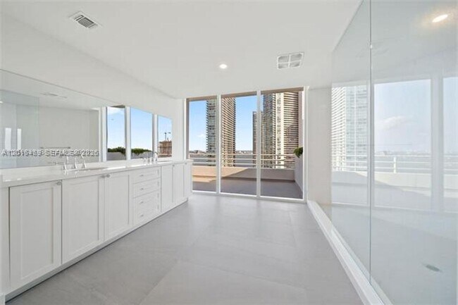 Building Photo - 555 NE 34th St