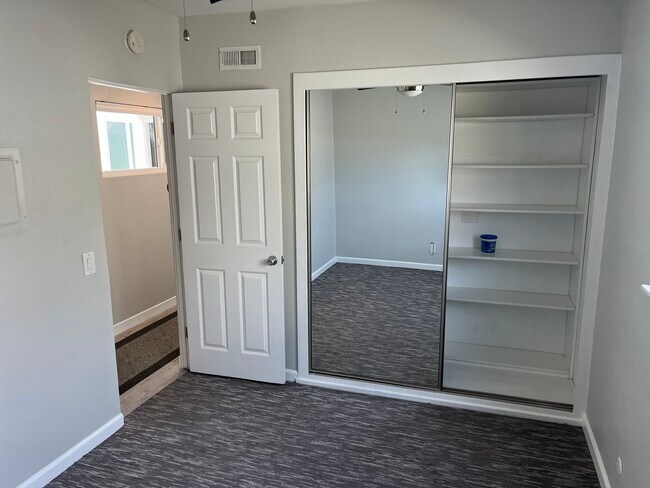 Building Photo - 208 30th St