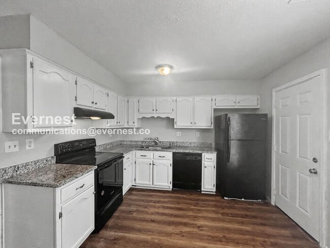 Building Photo - 3400 Laurelwood Dr