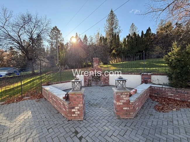 Building Photo - Spacious 6-Bedroom Home with Pool & Multiple Fireplaces – Great Northside Location!