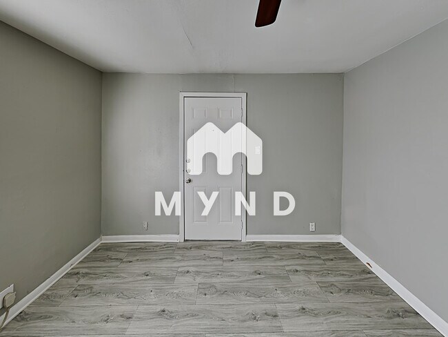 Building Photo - 1724 Pear St Unit 5