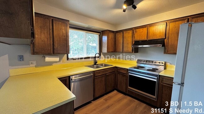 Building Photo - Country Living in Canby - 3 BD | 2 BA Home