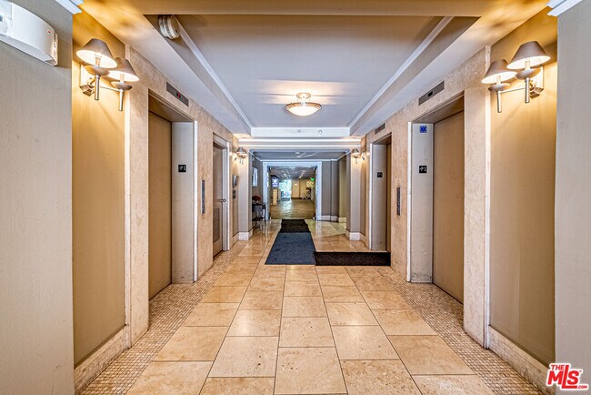 Building Photo - 620 S Gramercy Pl