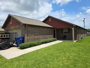 Building Photo - COMING SOON!! 3/2/2