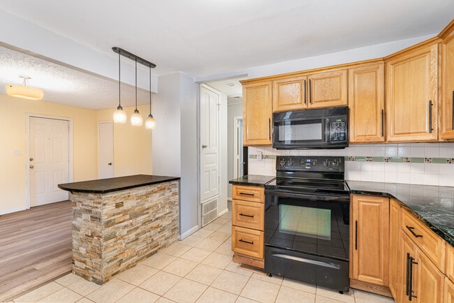 Building Photo - 7831 Summerfield Rd