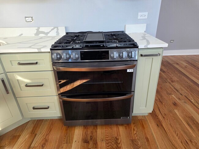 Building Photo - 831 S Western Ave