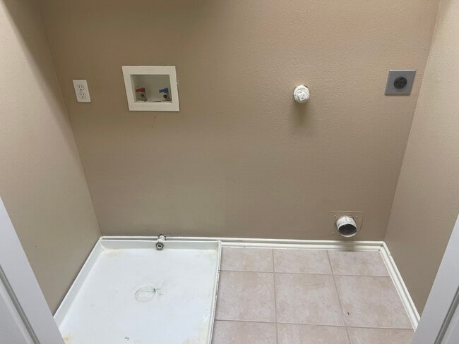 Building Photo - 5815 Vinemont Ln