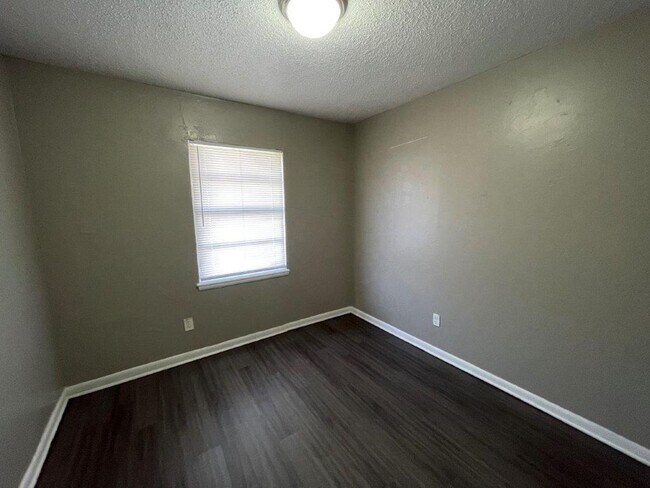 Building Photo - 4 bed Garage conversion in Okc