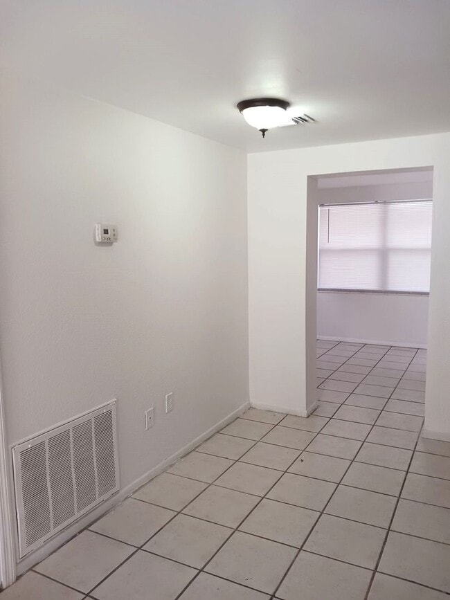 Building Photo - Spacious 3 bedroom / 1 Bath Single Family Home