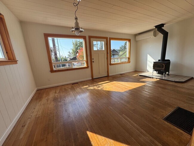 Building Photo - 3 Bed, 2 Bath in Anacortes WATER VIEW and ...