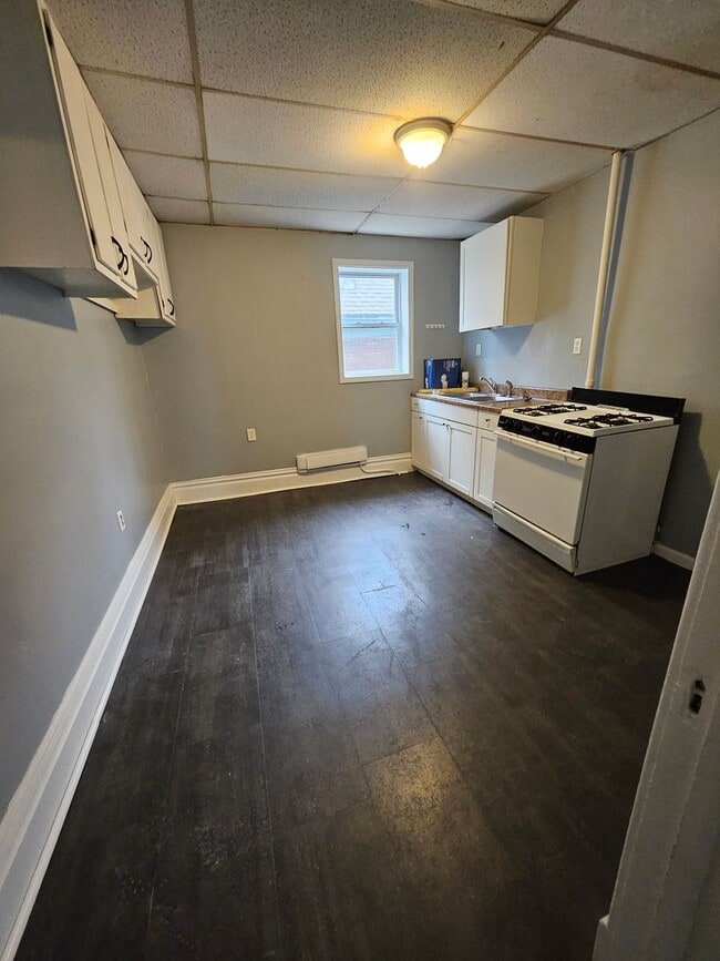 Building Photo - 2nd level 4 bedroom 2 bathroom apartment