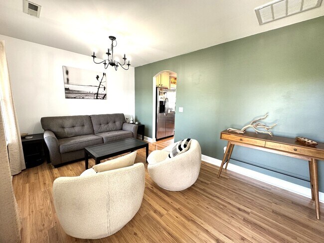 Building Photo - Minutes to the Beach! Conveniently located between Jacksonville & Wilmington