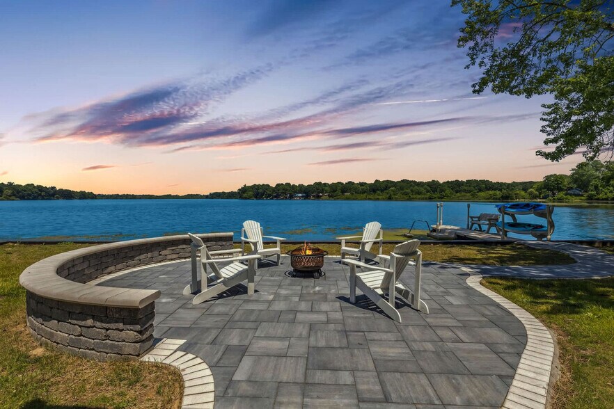 Building Photo - 807 Portage Lakes Drive