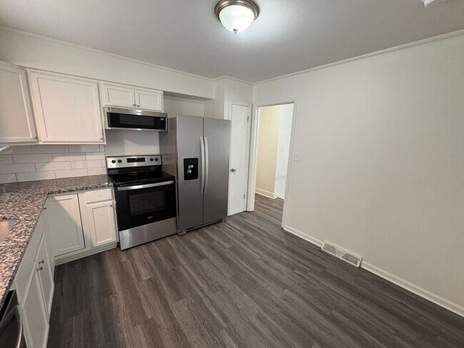 Building Photo - Beautiful 3-Bedroom Home with Spacious Liv...