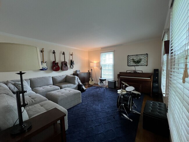 Building Photo - Beautifully Remodeled Colonial in James La...