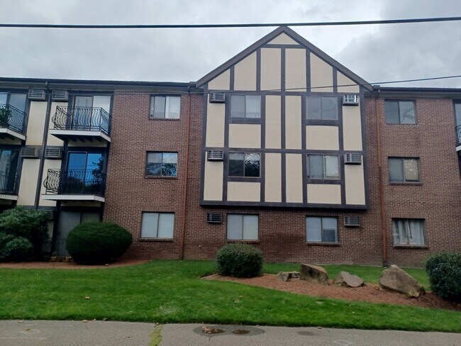 Building Photo - 151 Bittersweet Ln