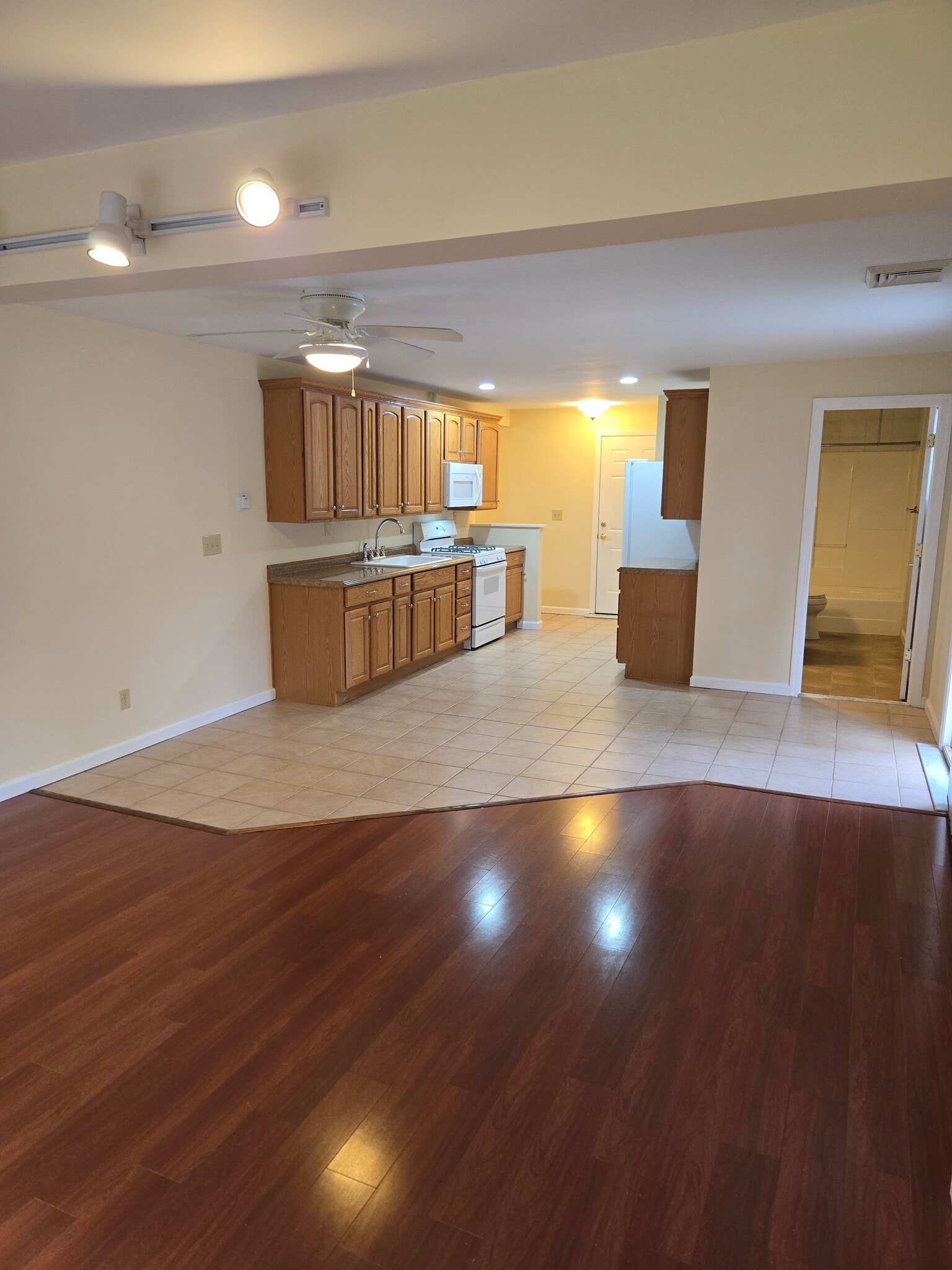 Building Photo - 7 Bedford Dr