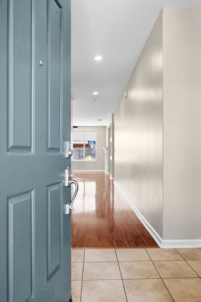 Building Photo - Beautiful home!