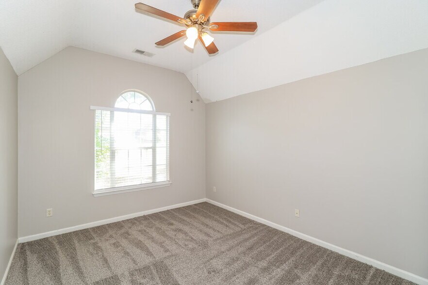 Building Photo - 7096 Lagrange Hill Dr