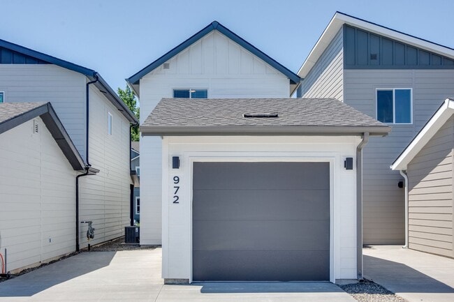 Building Photo - Beautiful 2 Bedroom Cottage Now Available!