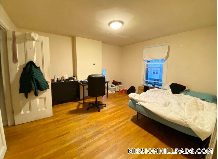 Building Photo - 684 Parker St