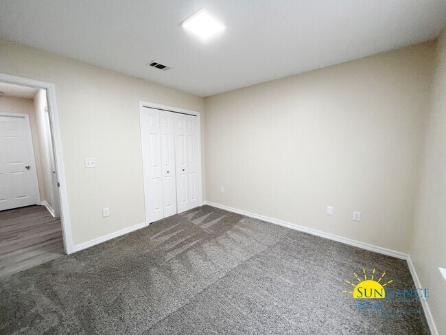 Building Photo - Custom upgrades in this beautiful Crestview home!