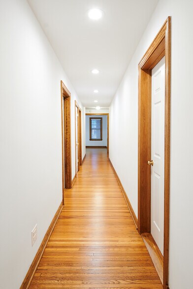 Hallway to Baths, Bedrms, Living Rm - 5610 N Kenmore Ave