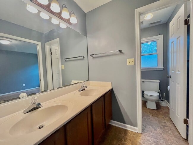 Building Photo - Spacious 3 bedroom, 2 bath property on ove...
