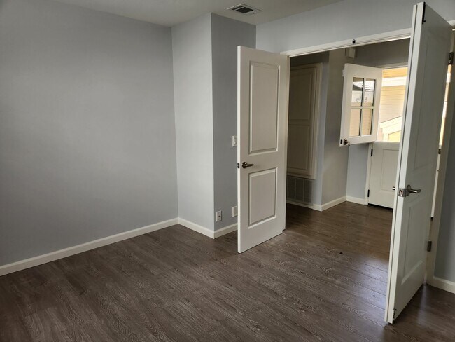 Building Photo - 512 Poinsettia Ave